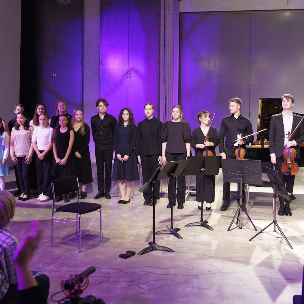 Yhteiskuva esiintyjistä konserttilavalla
